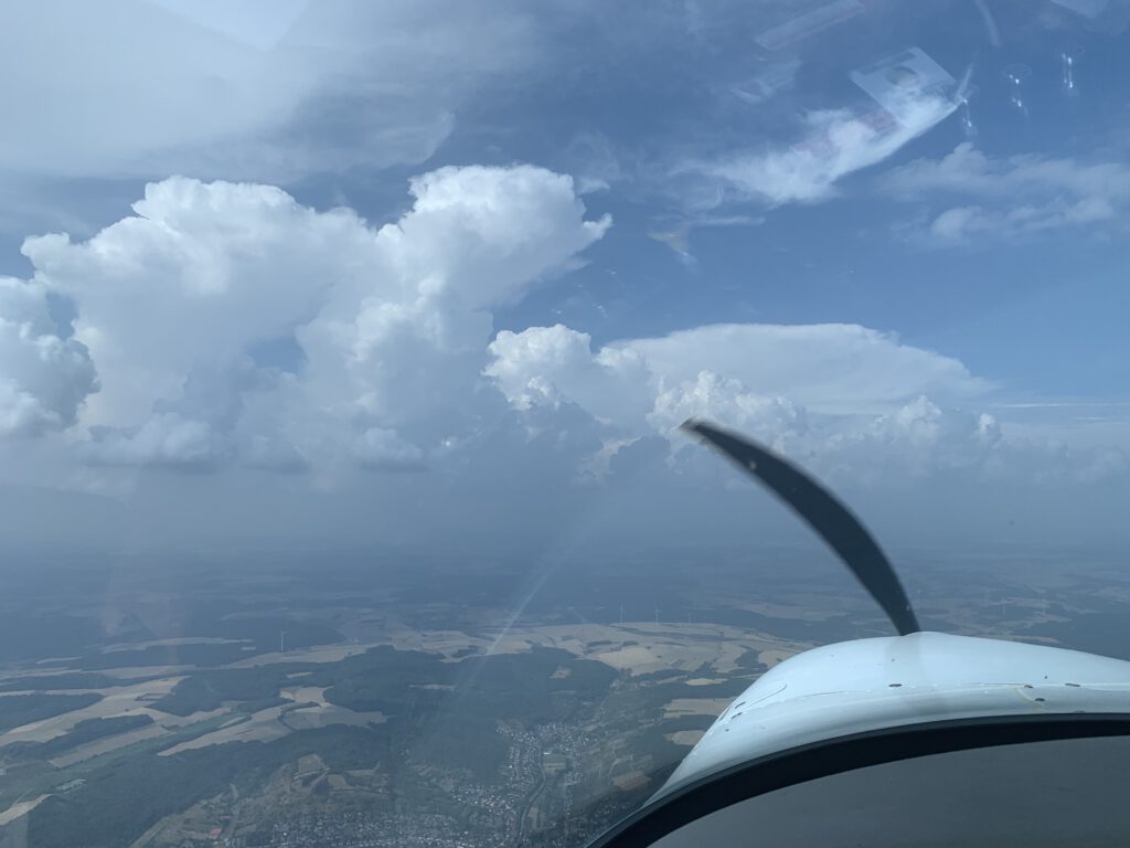 Herzogenaurach mit Gewitter auf dem Rückflug